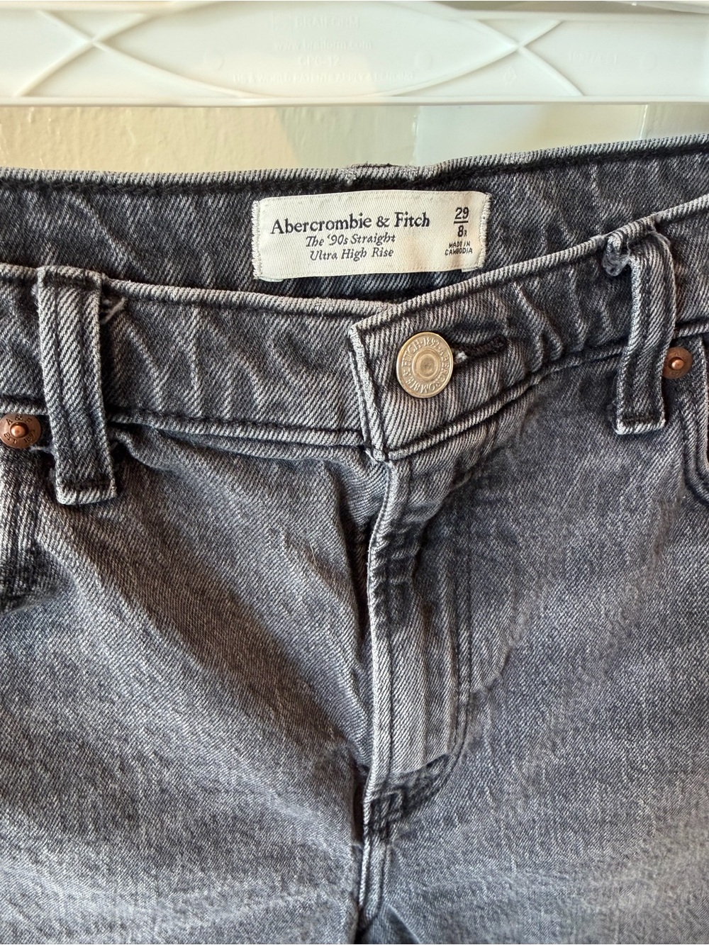 Abercrombie & Fitch Washed Gray Cutoff Jeans Size 29 - Picture 3 of 7